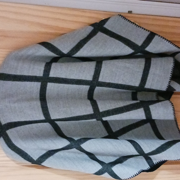 Calvin Klein Colorblocked Cozy Poncho Black Gray Pre Owned One size. Classic - Picture 3 of 3